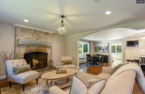 Waquoit Village House | Relaxing home close to the beach