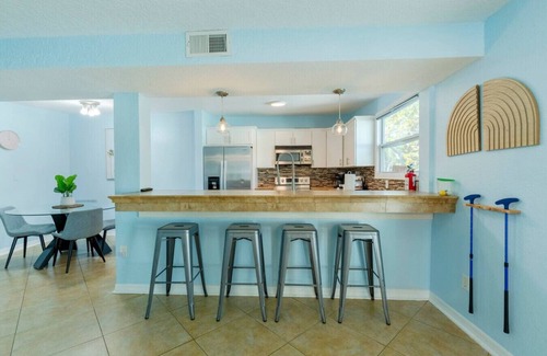 Largo Apartment | Relaxing home Mini-Golf/heated pool 2/2