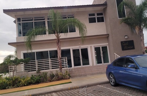 Eden Gardens Apartment | Relaxing Kingston Apartment in close proximity to entertainment