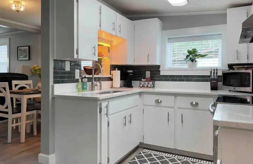 Edgar House | Relaxing Lakefront Cottage