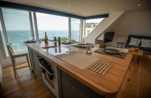Swanage Apartment | Relaxing penthouse break overlooking the sea with a 150m to the sandy beach