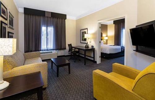 Superstition Springs Hotel | Relaxing Pool View 1BR Suite | Romantic Getaway | Free Continental Breakfast