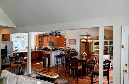 Livingston House | Relaxing Retreat, Hot Tub - Public Side