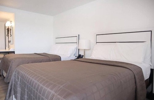 Ronks Hotel | Relaxing Room near Dutch Wonderland – Parking on Premises