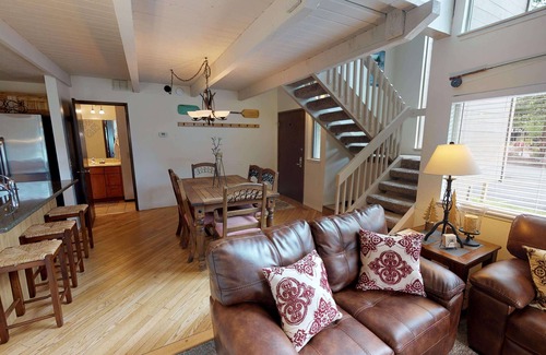 Tennis Village Condo | Relaxing Sunriver Condo with A/C, Fireplace and BBQ