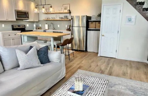 Lake Shore Apartment | Relaxing Waterfront Apartment!