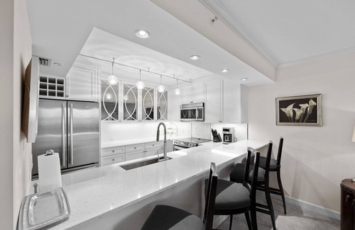Park Shore Condo | Remodeled 2 bedroom Beachfront condo with wet bar - CL0102