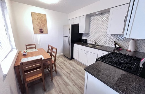 Albuquerque Apartment | Remodeled 2br ato with AC, WIFI, Washer near hospitals,UNM, I-25,CNM, airport