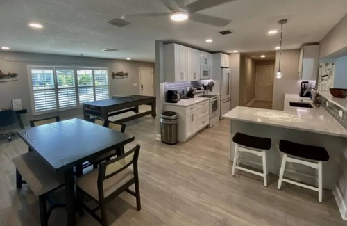 Palma Sola House | Remodeled 3/2 Pool Home in NW Bradenton - Just 5 miles to Anna Maria Island!