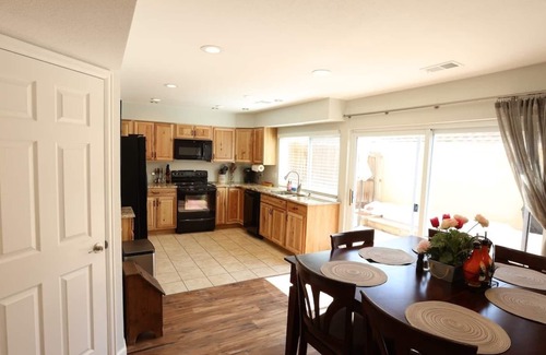 Dam East - West House | Remodeled 3 bed/2.5 bath townhome w/garage/pool!