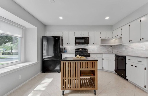 Austin House | Remodeled 3BR, 2.5 Bath Dog-Friendly Retreat w/Large Backyard