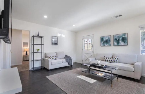 Inglewood House | Remodeled 4BR near SoFi, Forum, Hollywood, LA Live
