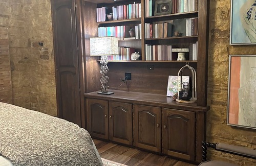 Granbury Bed & Breakfast | Remodeled historical property w/designer decor - steps to downtown square