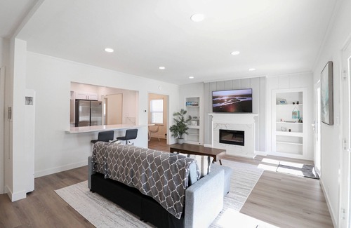 Old Towne House | Remodeled Modern House Steps To Beach 2 Car Garage