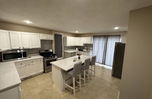 West Seventh House | Remodeled Private & Cozy Single-Family Home Located In St. Paul