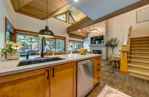 Village North Apartment | Reno`d 4 BD Village Townhome/Private Hot Tub