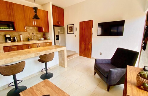 San Antonio Tlayacapan House | Renovated 1 Bdrm Guest House -Walk to Everything -Bikes -Gym - Pickleball Court