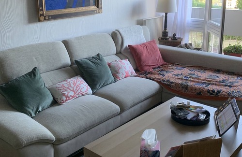 Angouleme Bed & Breakfast | Renovated 1 bedroom apartment + bathroom