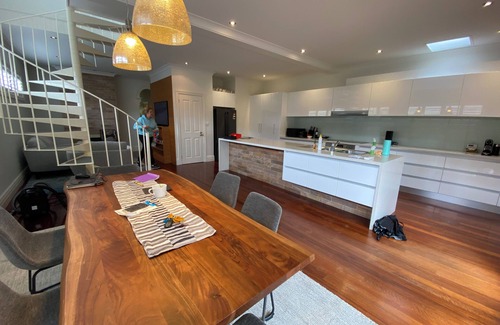 Richmond Apartment | Renovated 3 BDR Family Home Richmond Parking