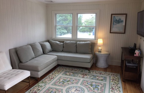 Normandy Beach Cottage | Renovated 3B/1 Bathroom Beach Cottage in Normandy Beach