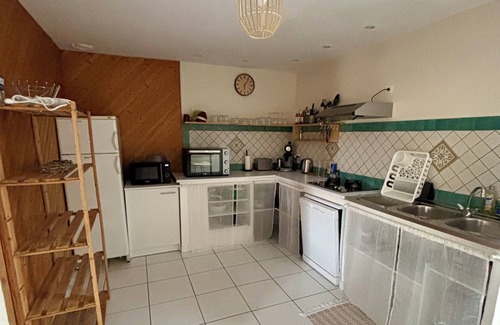 Limoux House | Renovated, air-conditioned gîte with private garden "Aux Volets Bleus