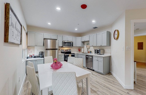 Del Mar Apartment | Renovated apartment with full kitchen, WIFI and close to beach