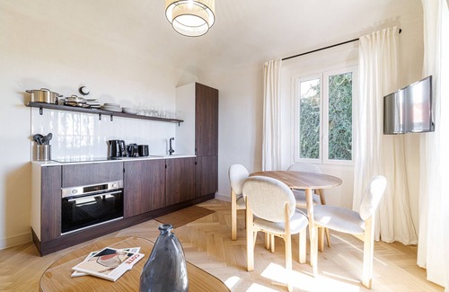 Lazaret Apartment | Renovated Apartment – Air-Conditioned – 2 En-Suite Bedrooms