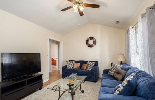 Paw Creek House | Renovated CLT Home Great for Couples | Friends| Families + Kids | Solo Travelers