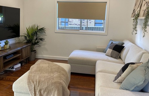 Clontarf House | Renovated cottage- short walk to the beach