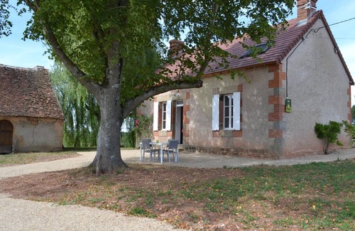 Agonges Cottage | Renovated house with garden, pets allowed, air conditioning, parking