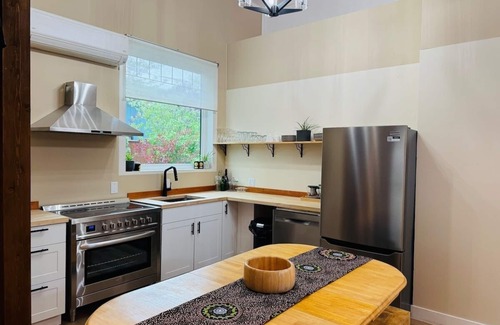 Historic Downtown Fernie House | Renovated Retreat, Walk to Trails and Dog Friendly