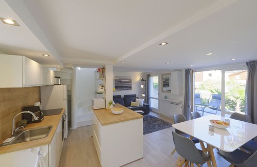 Le Penon House | Renovated semi-detached villa - sleeps 8 - Beach walk