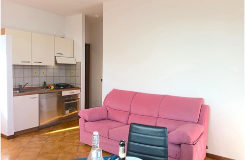Villanuova sul Clisi Apartment | Residence Canneto Pool And Lake View, Villanuova sul Clisi, Italy