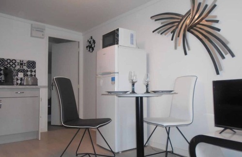 Chateauroux Apartment | Residence Valissou - Black and white apartment decoration