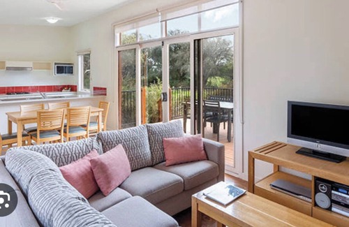 Cowes Villa | Resort Villa walk-GP Circuit 3x2 bar onsite