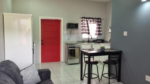 Ottleyʼs Apartment | Rest Easy at Cunningham Suites #2