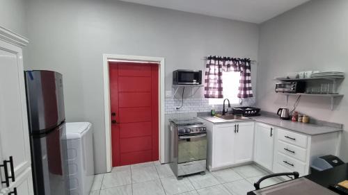Ottleyʼs Apartment | Rest Easy at Cunningham Suites #2