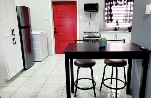 Ottleyʼs Apartment | Rest Easy Suite #1 with Mountain and Sea Views