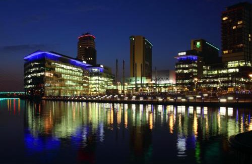 Salford House | Rest&Recharge at a Luxury Retreat in Manchester - Sleeps 11, 5 Bedrooms, 3 Bathrooms, Free Parking