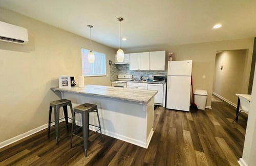 Amberley Village Apartment | Retreat for Modern Travelers -Stylish Apartment