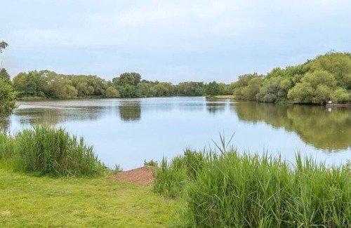 Woking Apartment | Retreat for Two Nr Goldsworth Park Lake Surrey