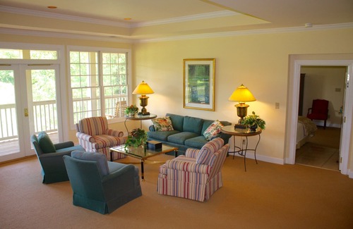 Chapel Hill House | Retreat Lodge on gated Golf Course! - 10 Mins to UNC/Fine Dining/Shops