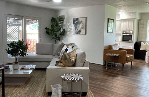 Conroe House | Retreat @ “The One” Enjoy your own Movie Theater!