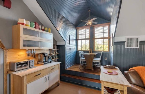 Faubourg Marigny Bed & Breakfast | Retro Loft | Walk-in Shower | Pool & Balcony
