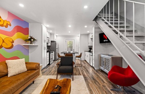 St. Edwards House | Retro SoCo GetawayTownhome!