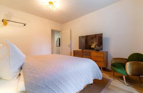 District 6 Apartment | Retro Suite