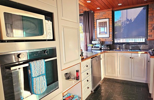 Wodonga House | Retro tri-split-level family home, outstanding views, large pool: Albury Wodonga