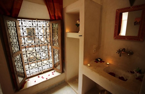 Riad Zitoun Jdid House | Riad White Flowers
