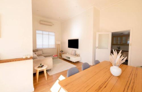 Richmond North House | Richmond 3 BR Retreat near Bridge Rd and MCG
