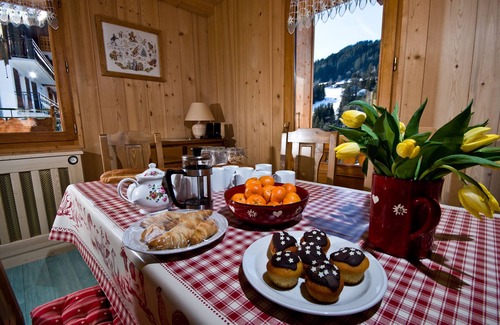 Morzine Ski Chalet | Riders Refuge's 4 bedroom Chalet Outdoor Hot Tub Central Morzine